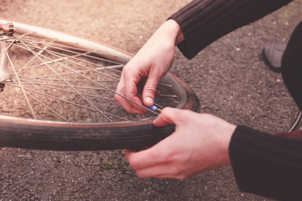 Kobieta ustalania jej rower — Zdjęcie stockowe