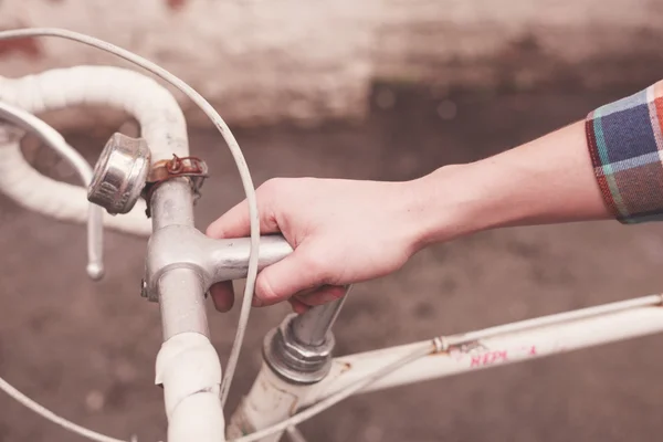 若い女性、自転車を保持しています。 — ストック写真