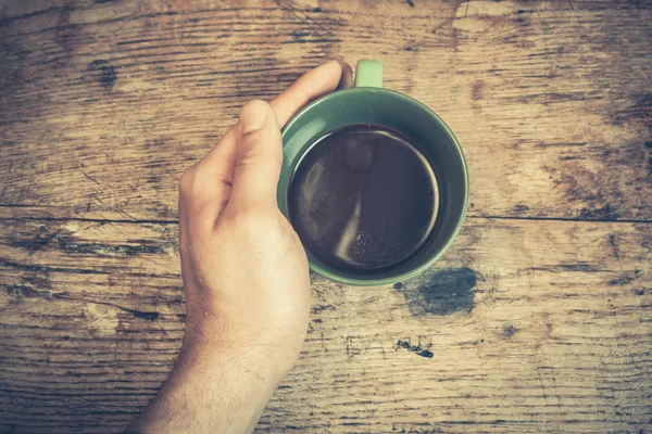 Hand houden van een kopje koffie — Stockfoto