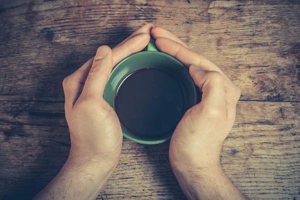 Ręce trzymające filiżankę kawy — Zdjęcie stockowe