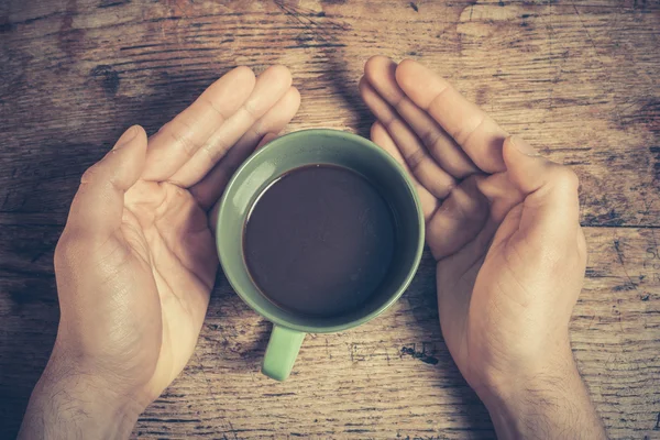 Mãos segurando uma xícara de café — Fotografia de Stock