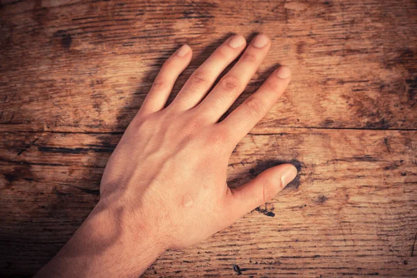 Mano izquierda sobre una mesa — Foto de Stock