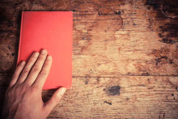 Mano en el libro rojo —  Fotos de Stock