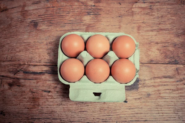 Seis ovos em uma bandeja de cartão — Fotografia de Stock
