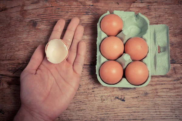 Mão segurando uma casca de ovo — Fotografia de Stock