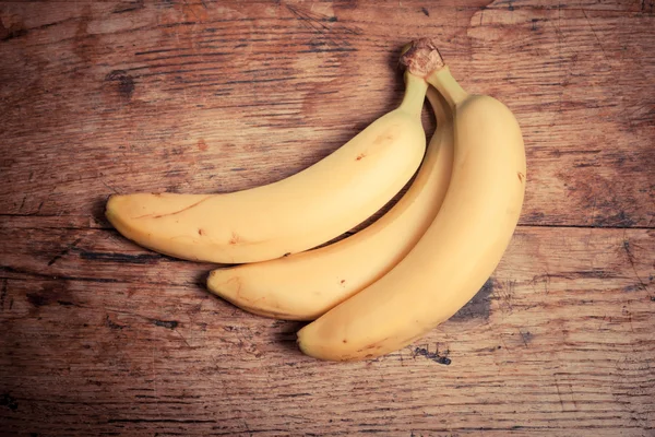 Bananen auf einem Holztisch — Stockfoto