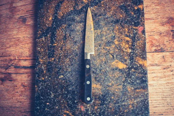Nůž a prkénko zahrnuty v koření — Stock fotografie