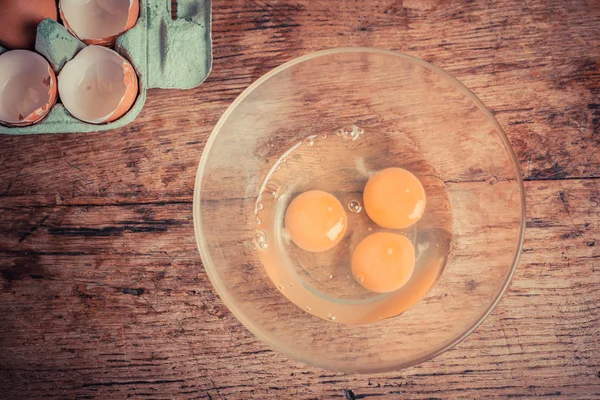 Tres huevos crudos — Foto de Stock