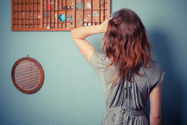 Jonge vrouw keuze van haar sieraden — Stockfoto