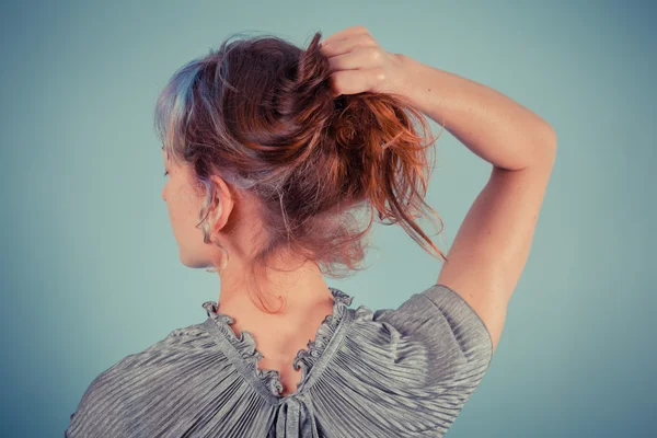 Jonge vrouw op zoek naar sieraden — Stockfoto