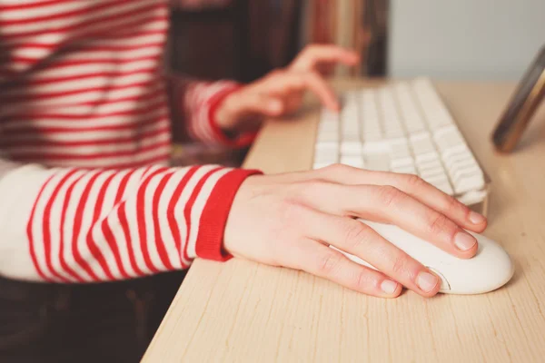 Primo piano sulla giovane donna utilizzando il mouse del computer — Foto Stock