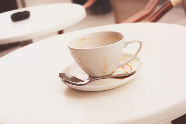 汚れたコーヒー カップとソーサー — ストック写真