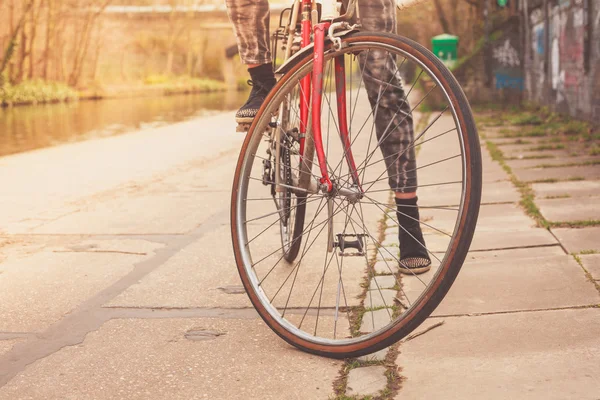 Kadın kanal tarafından bisiklet üzerinde — Stok fotoğraf