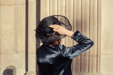 genç kadın mimarisine hayran şapkalı