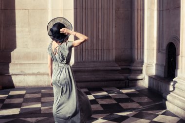 grand salonda duran zarif genç kadın