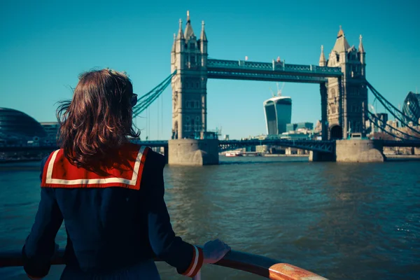 Młoda kobieta na łodzi, patrząc na tower bridge w Londynie — Zdjęcie stockowe