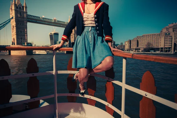 Kobieta wycieczki Tamizą w łodzi — Zdjęcie stockowe