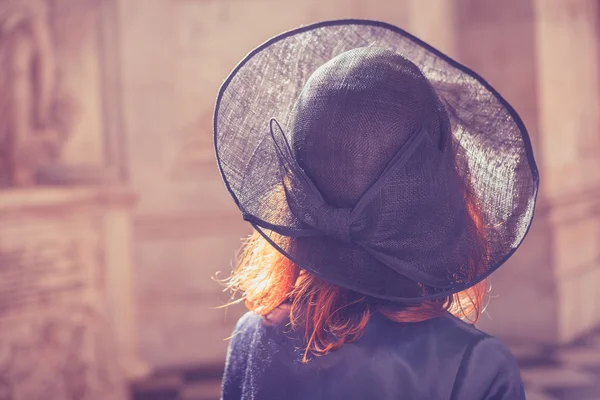 Женщина в шляпе, восхищающаяся архитектурой — стоковое фото