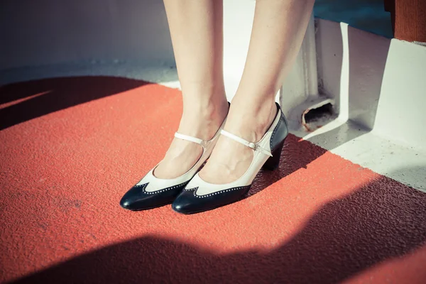 Woman's feet and shoes on the deck of a ship — Stock Photo, Image