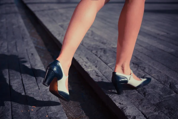 Mujer joven caminando por la calle — Foto de Stock