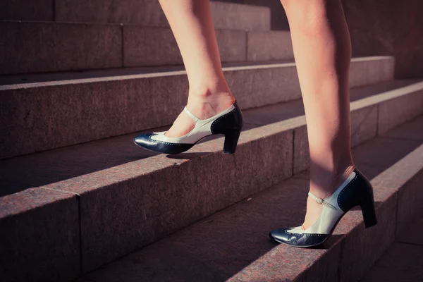 Ung kvinna går uppför trappor — Stockfoto