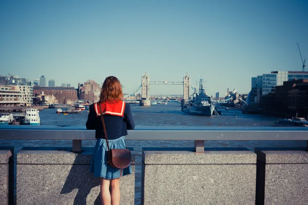 Jonge vrouw bewonderende skyline van Londen — Stockfoto