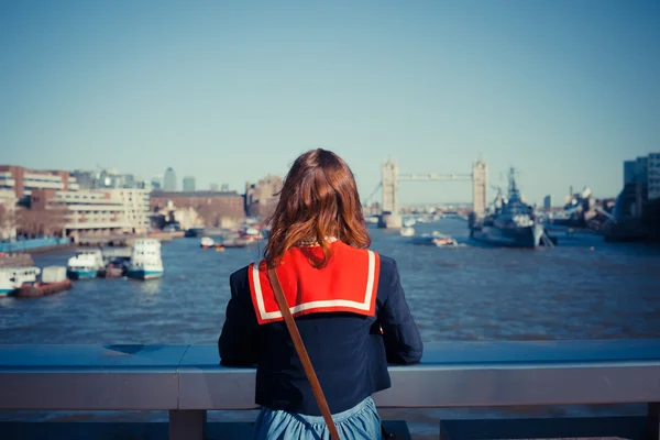 Mujer joven admirando el horizonte de Londres — Foto de Stock