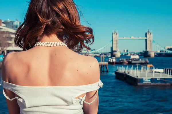 Young woman admiring the River Thames — Stock Photo, Image