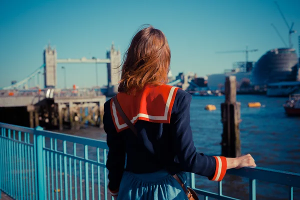 Londra'da Thames Nehri kıyısında duran genç kadın — Stok fotoğraf