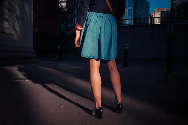 Young woman standing in the street at sunset — Stock Photo, Image