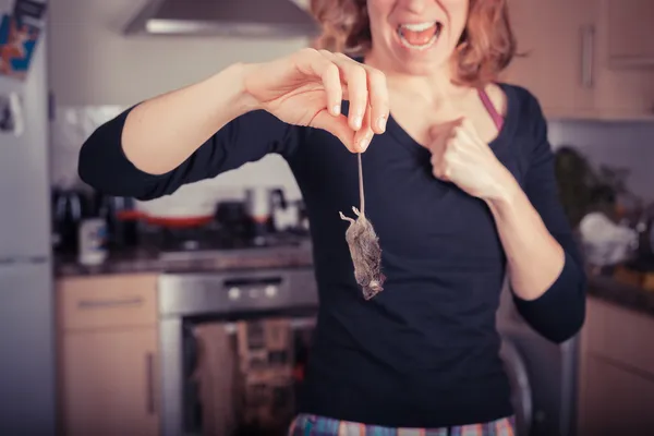 Woman with dead mouse in kitchen — Stock Photo, Image