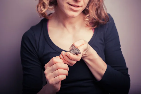 Giovane donna con topo domestico — Foto Stock