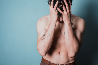 gömleksiz delikanlı baş ağrısı ile