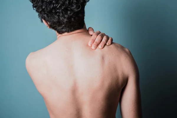 Genç adam acıyan boynuna masaj — Stok fotoğraf