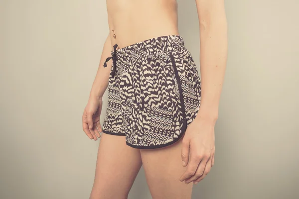 Ajuste jovem mulher em shorts — Fotografia de Stock