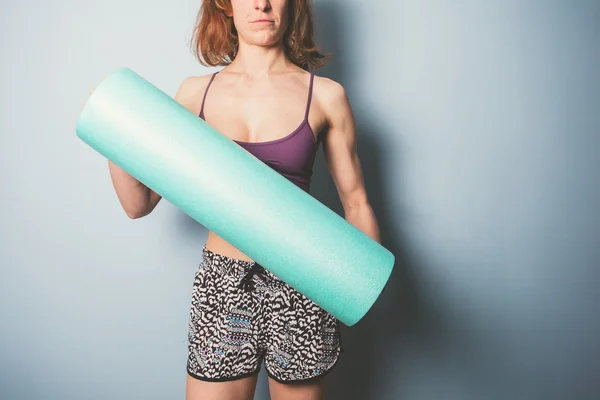Atletisk ung kvinna med foam roller — Stockfoto