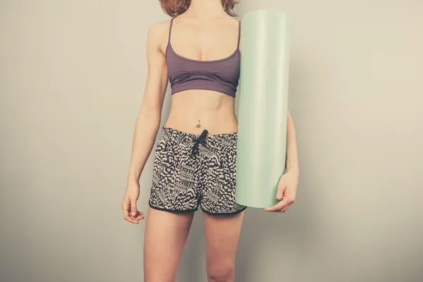 Atletik genç kadın köpük rulo — Stok fotoğraf