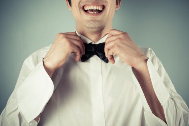 mutlu genç adam abow kravat bağlama