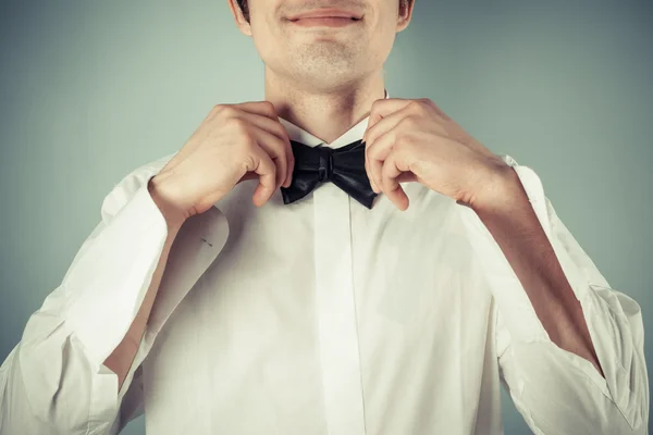 Feliz joven atando corbata — Foto de Stock