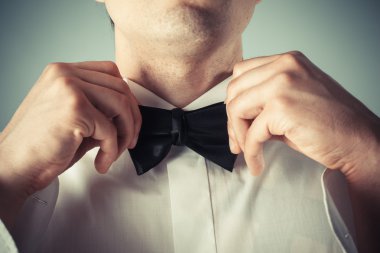 genç adam bir fiyonk bağlama