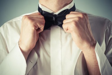 genç adam bir fiyonk bağlama