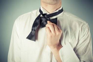 genç adam bir fiyonk bağlama