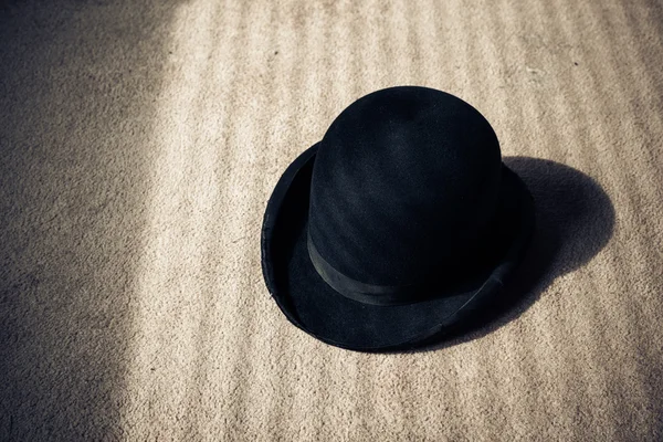 Баулерская шляпа на полу — стоковое фото