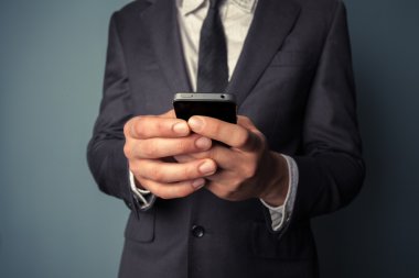 akıllı telefon kullanan genç işadamı