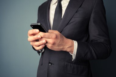 akıllı telefon kullanan genç işadamı