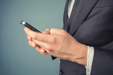 akıllı telefon kullanan genç işadamı