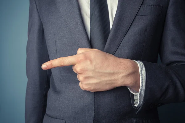 Empresario apuntando a la izquierda — Foto de Stock