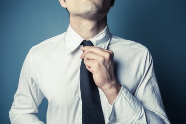 genç adam kravatını bağlıyor