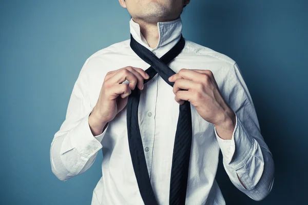 Young man tying his tie — Stock Photo, Image