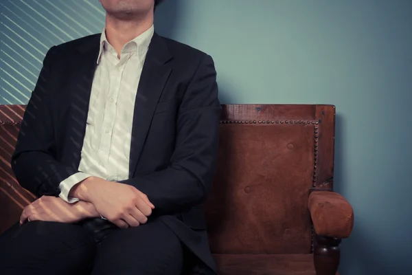 Jeune homme relaxant sur canapé — Photo